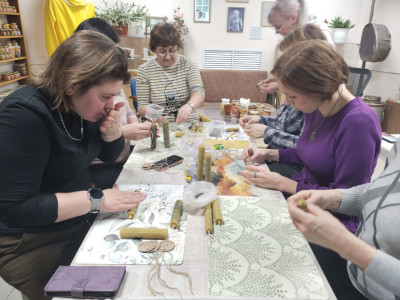 В нашем Музее Мёда создавали подарки с душой в канун Дня матери!